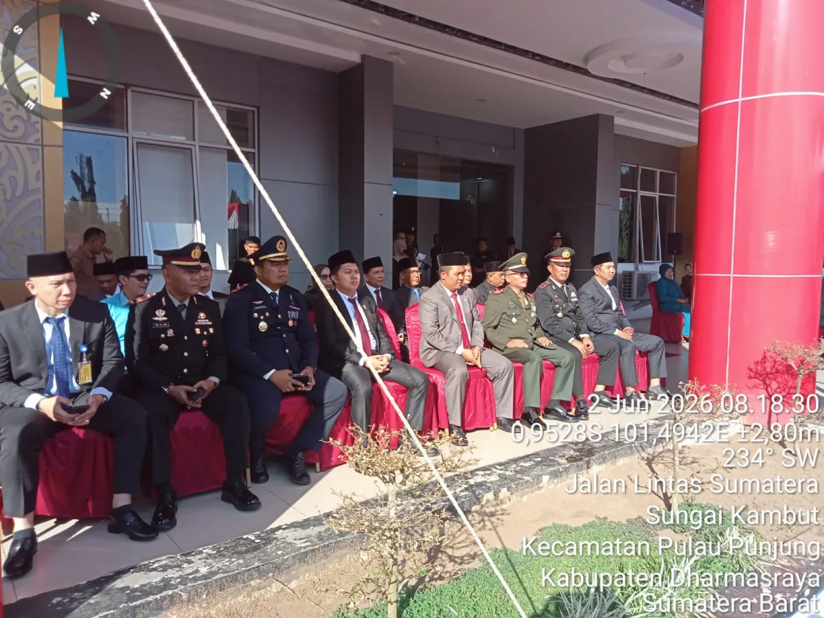 Wakili Dandim 0310/SS Danramil 03/PP Hadiri Upacara Bendera dalam rangka memperingati Hari Lahir Pancasila di halaman kantor Bupati Darmasraya 