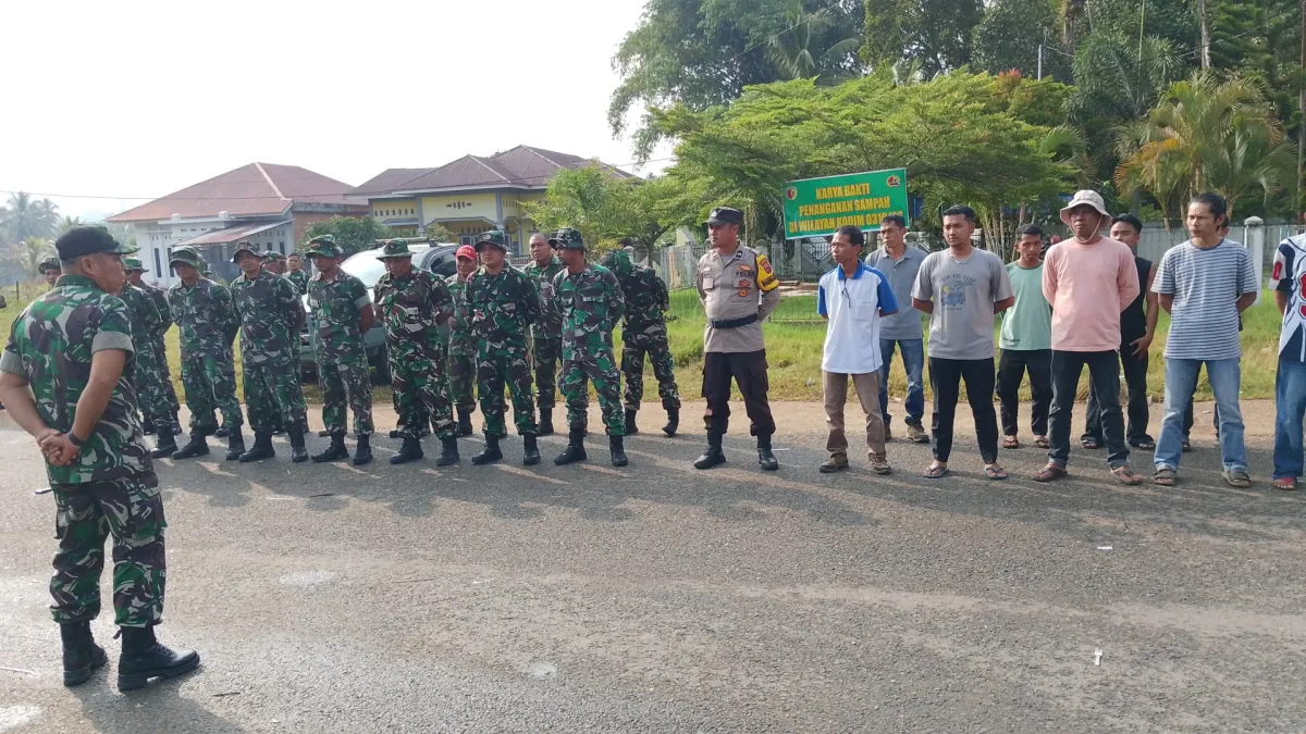 Kodim Sijunjung Perkuat Kemanunggalan TNI-Rakyat Melalui Kerja Bakti Penanganan Sampah Di Wilayah Kodim 0310/SS
