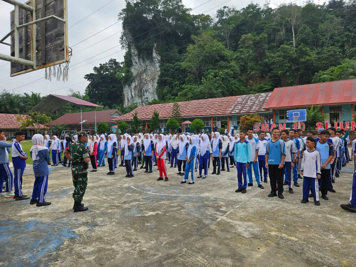 Babinsa Koramil 09/TG Berikan Wasbang Pada Siswa SMAN 10 Sijunjung 