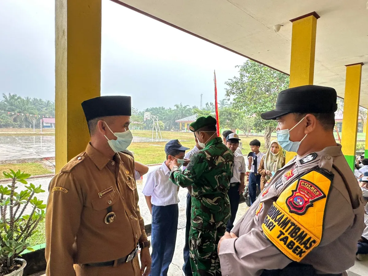 Babinsa Koramil 03/PP Hadiri Upacara Bendera di SMP Dan Pembagian Masker Kepada Siswa Timpeh