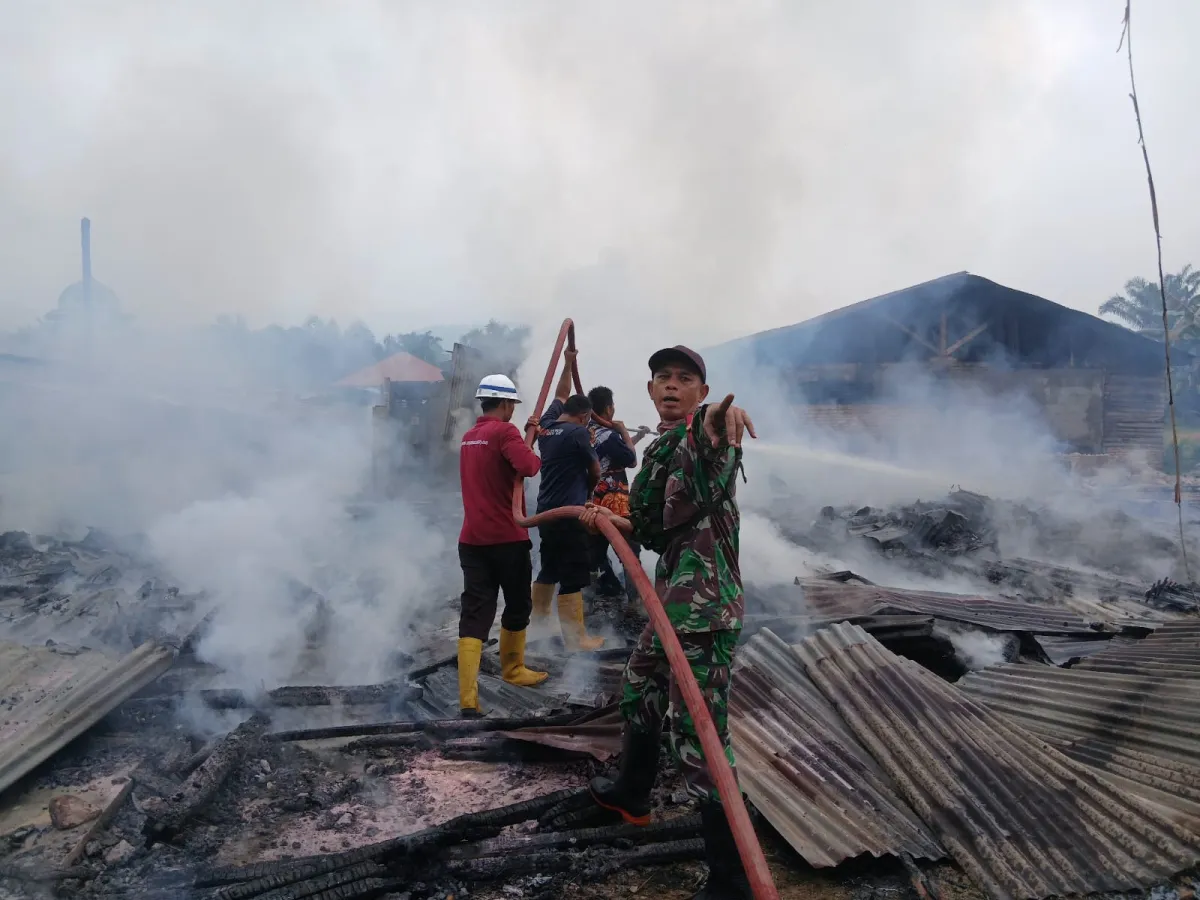 Gerak Cepat Babinsa Bersama Tim Babinkamtibmas dan Pemadam kebakaran Bantu Padamkan Kebakaran Ruko milik Warga 