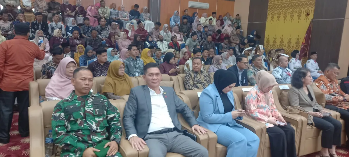 Serka Sugianto Babinsa Koramil 10/KB.mewakili Danramil menghadiri wisuda Mahasiswa/i Universitas UNDHARI th 2026