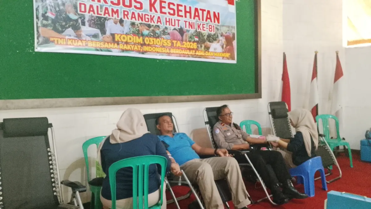 Menyambut Hari Ulang Tahun (HUT) ke-81 Tentara Nasional Indonesia (TNI) tahun 2026, Kodim 0310/SS menggelar aksi donor darah dan sunatan massal