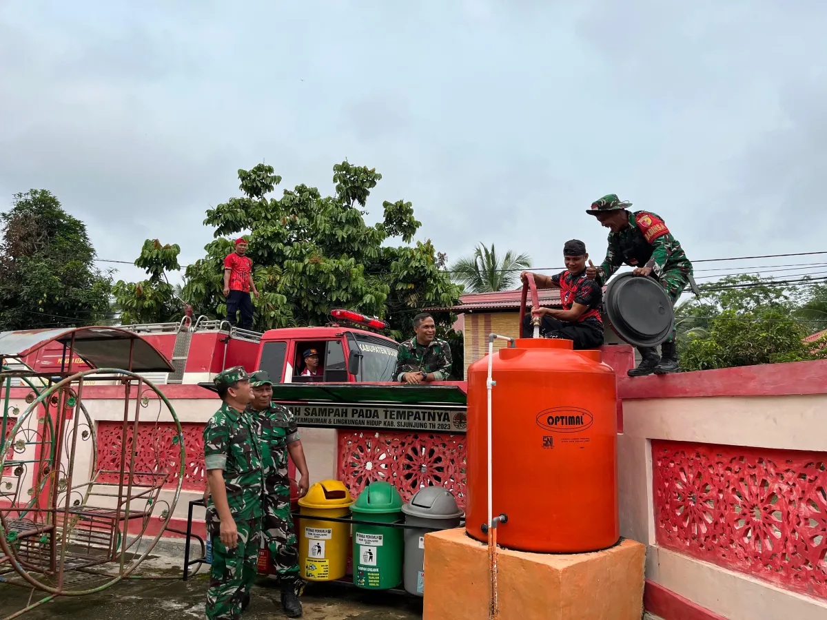 Peduli Warga Terdampak Kekeringan, Kodim 0310/SS Distribusikan Air Bersih