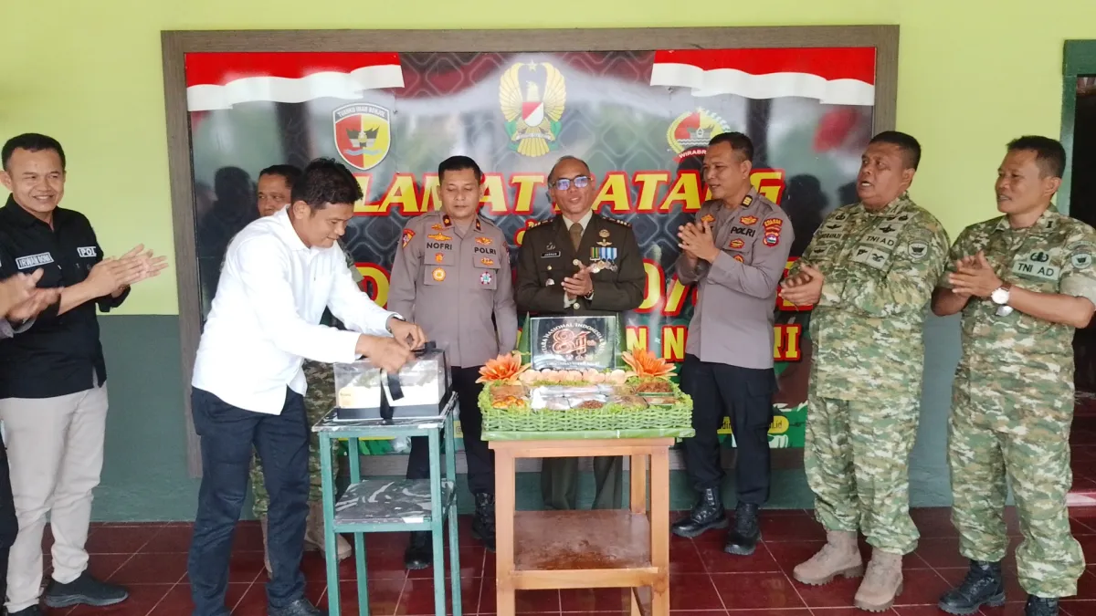 Polres Sijunjung Berikan Kejutan HUT ke-81 TNI, Antar Kue Ulang Tahun ke Kodim 0310/SS