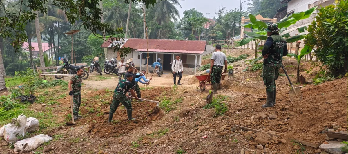 Jelang Pembukaan TMMD/N Tim Satgas Kodim 0310/SS Melaksanakan Pembuatan Posko 