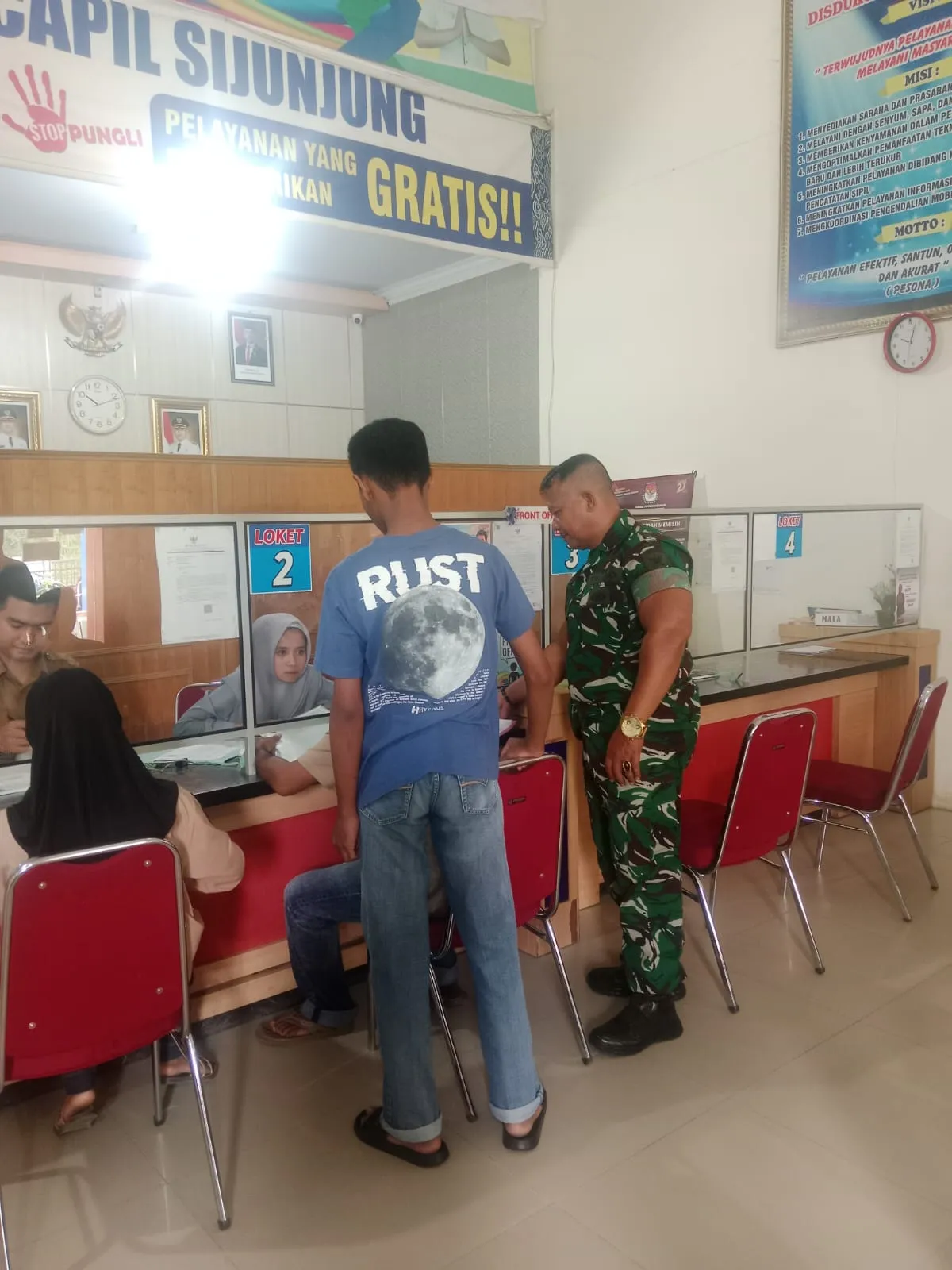 Babinsa Kodim 0310/SS Melaksanakan Komsos di kantor Dikcapil Sijunjung. 