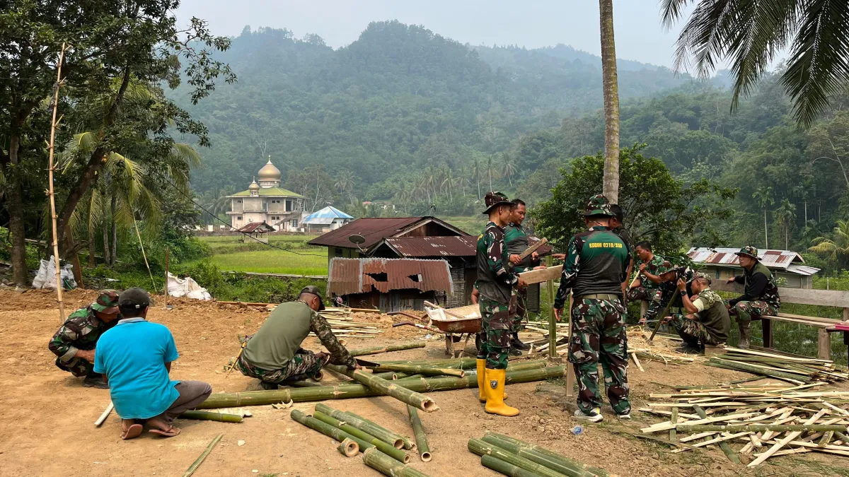 Jelang Pembukaan TMMD ke 130, Personel Kodim 0310/SS Laksanakan Gotong royong Penyiapan Tempat Kegiatan