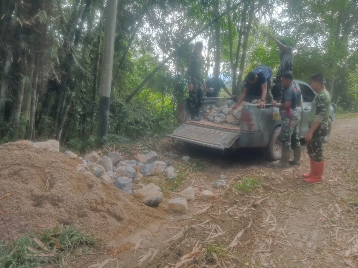 Kebut Pengerjaan Jalan Tim Satgas TMMD langsir Batu dan Pasir Pembuatan Gorong Gorong. 