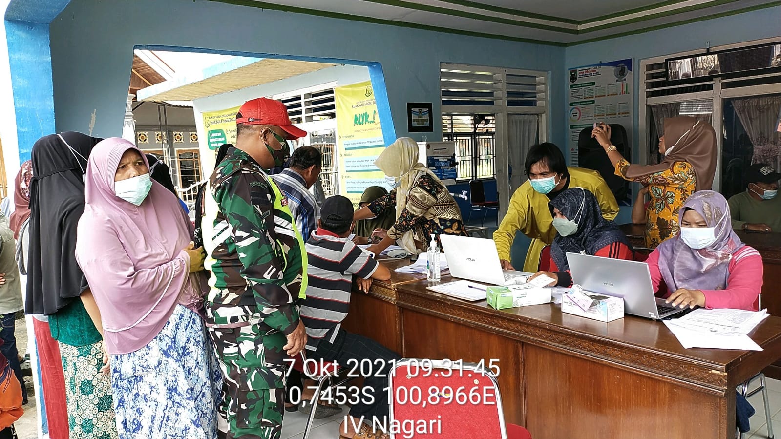 Pastikan Aman dan Lancar, Babinsa Koramil 06/Palangki dampingi Vaksinasi Covid-19