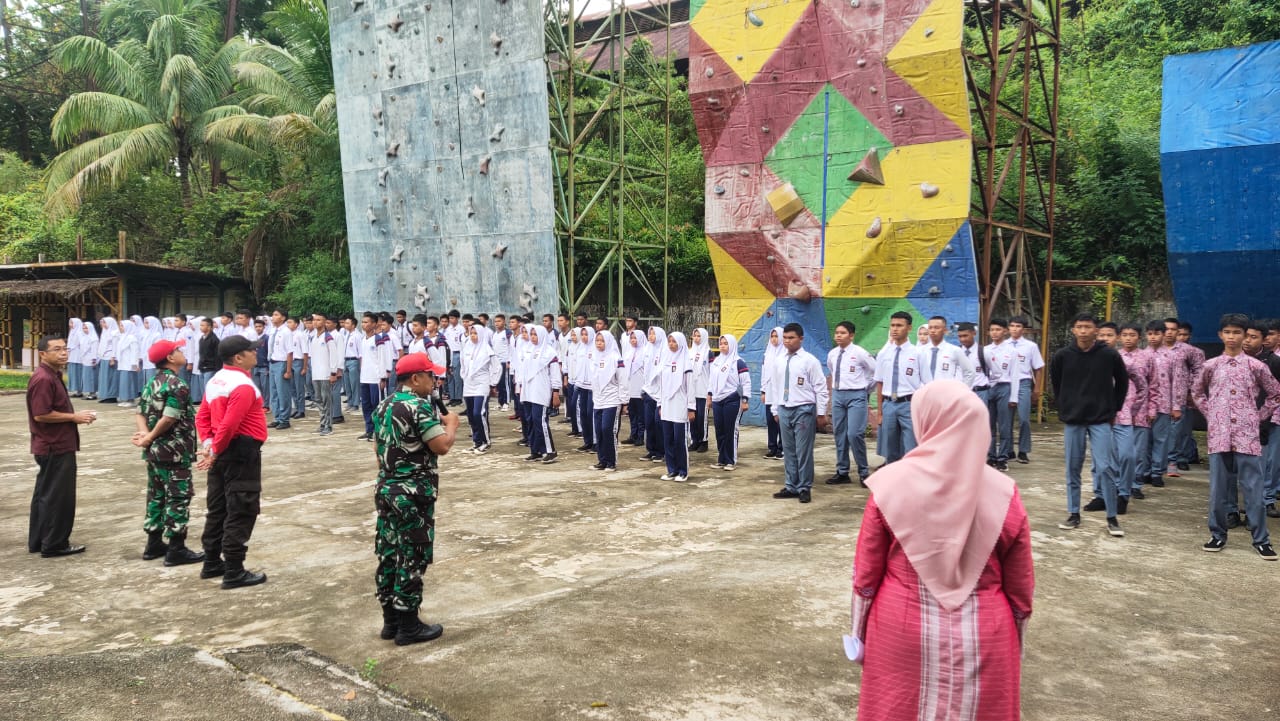 Jajaran anggota koramil Sawahlunto Kodim 0310/SS mengecek seleksi kesiapan calon Paskibraka Kota Sawahlunto