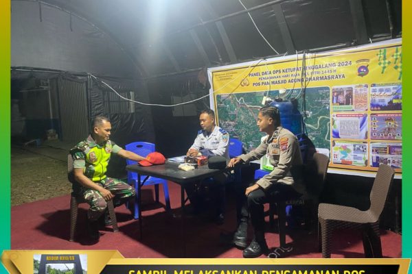 Sambil Melaksankan Pengamanan Pos Lebaran, Babinsa Manfaatkan Waktu Yang Ada Untuk Berkomunikasi Sosial