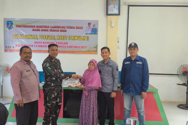 Babinsa Koramil Sawahlunto Dampingi Penyaluran BLT DD di Desa Kubang Tangah