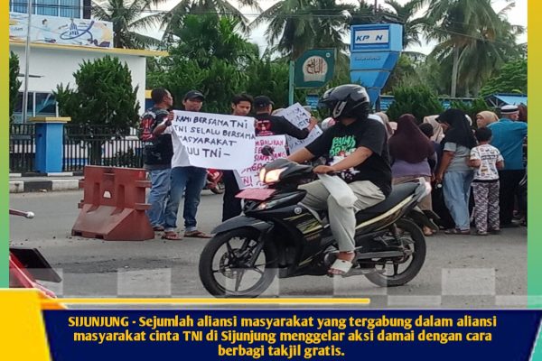 Sejumlah aliansi masyarakat yang tergabung dalam aliansi masyarakat cinta TNI di Sijunjung menggelar aksi damai dengan cara berbagi takjil gratis