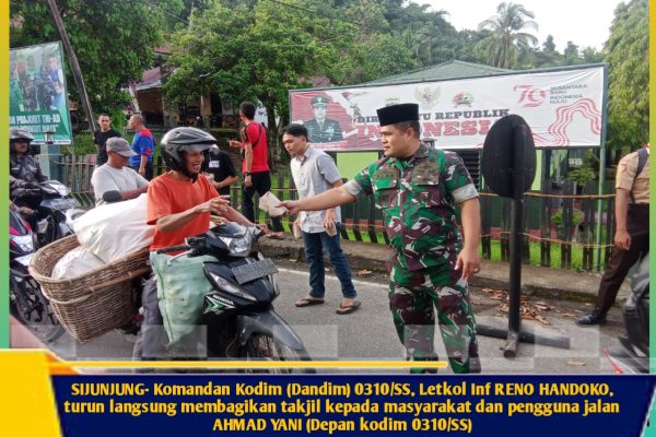 SIJUNJUNG- Komandan Kodim (Dandim) 0310/SS, Letkol Inf RENO HANDOKO, turun langsung membagikan takjil kepada masyarakat dan pengguna jalan AHMAD YANI (Depan kodim 0310/SS)