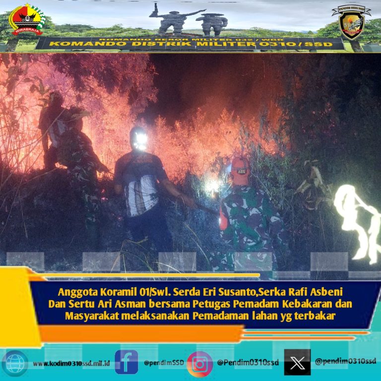 Anggota Koramil 01/Swl. Serda Eri Susanto,Serka Rafi Asbeni Dan Sertu Ari Asman bersama Petugas Pemadam Kebakaran dan Masyarakat melaksanakan Pemadaman lahan yg terbakar