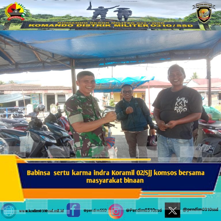 Babinsa sertu karma indra Koramil 02/Sjj komsos bersama masyarakat binaan