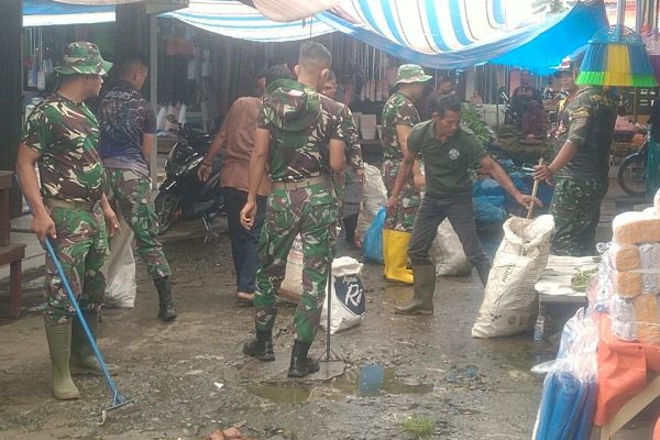Tim Satgas TMMD Bersama Masyarakat Goro di Pasar Pulau Punjung