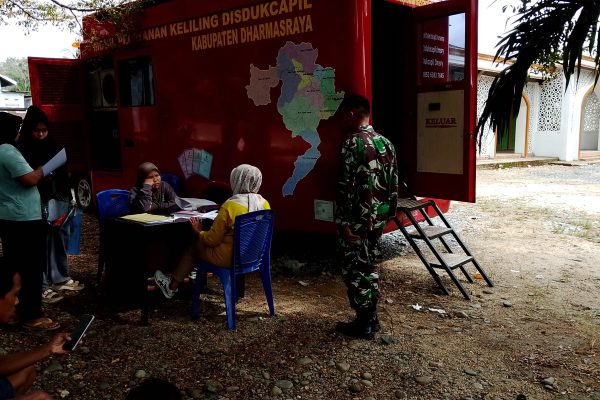 Disdukcapil Pulau Punjung dan Satgas TMMD ke-125 Kodim 0310/SS Gelar Pelayanan Administrasi Kependudukan