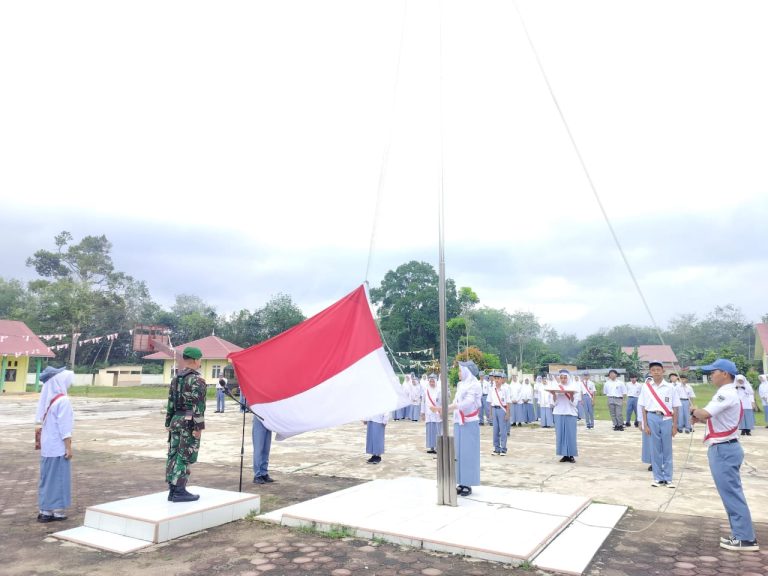 Jadi Irup Upacara Bendera di Sekolah, Ini Amanat Babinsa Koramil Pulau Punjung