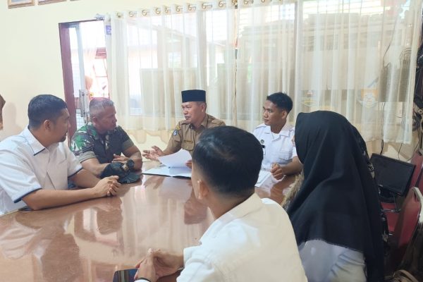 Babinsa 07/TA Ngobrol Santai Dengan Kepala Sekolah di sela Kegiatan Belajar Mengajar