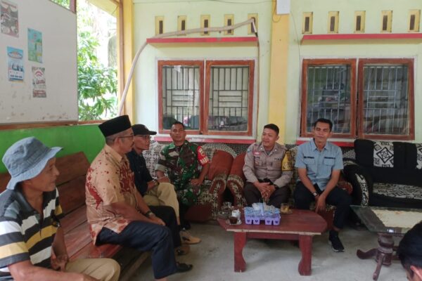 Tingkatkan Kerja Sama Yang Baik, Babinsa 05/Mkb Komsos Bersama Perangkat Desa